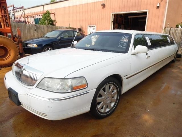 2003 LINCOLN TOWN CAR 